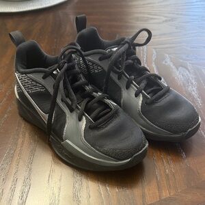 Boys Black Basktball Shoes